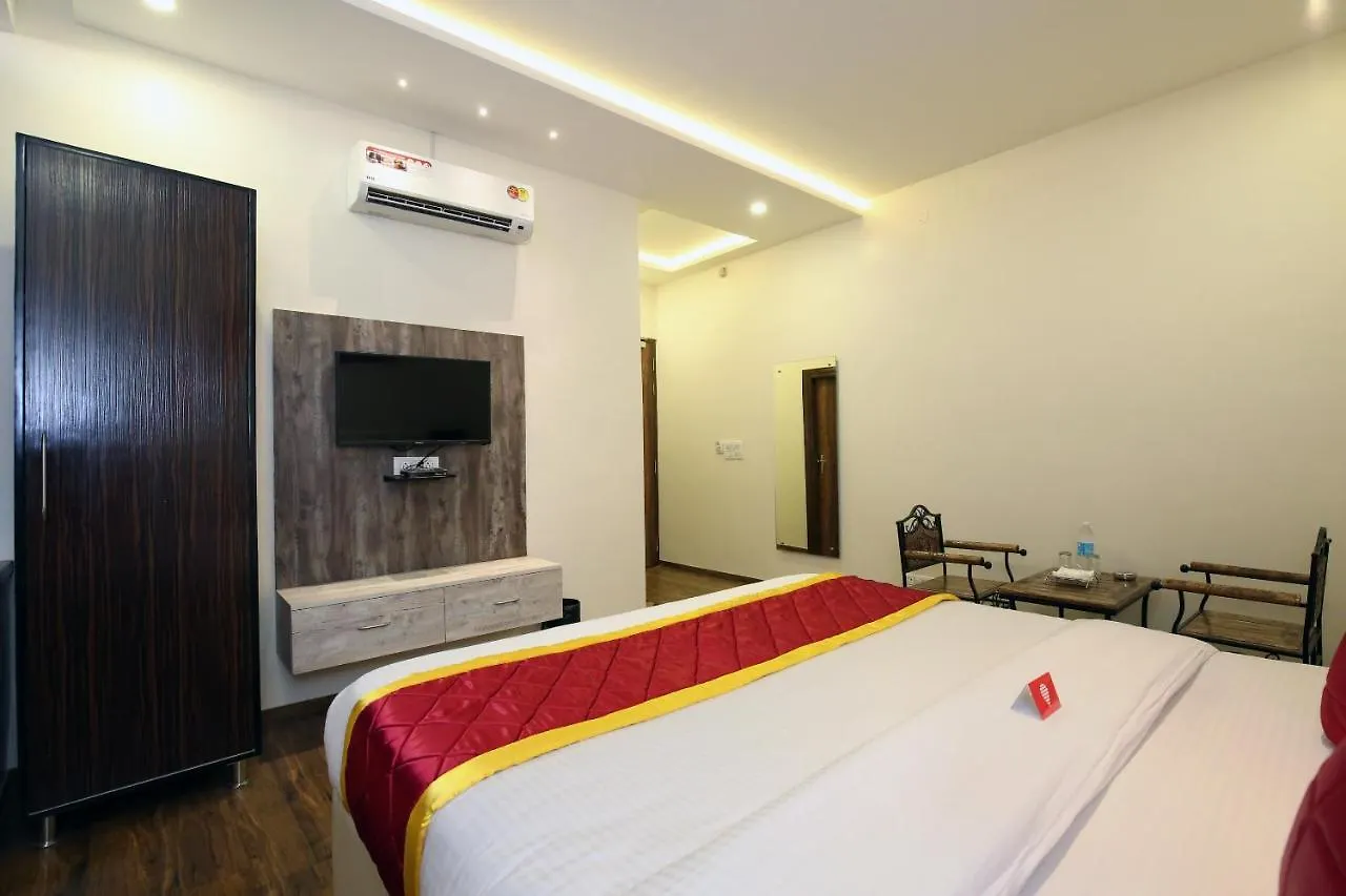 Oyo 9159 Hotel Royal Woodslark Zirakpur 3*,